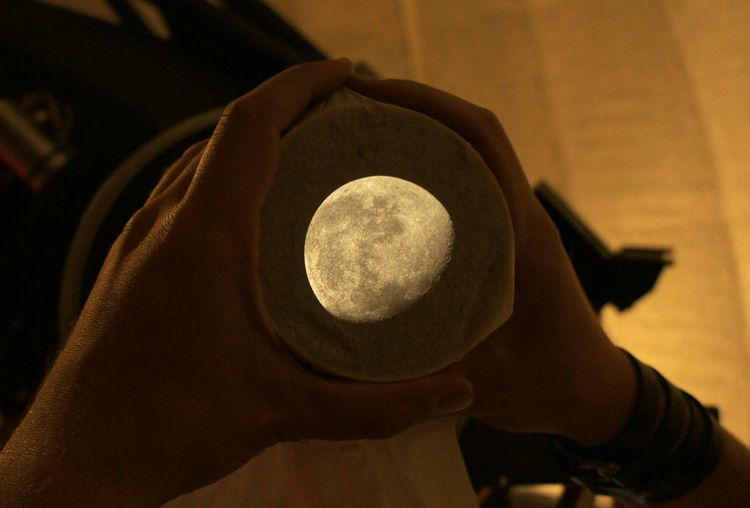 Skywatcher Shoots 'Paper Moon' In Palm Of His Hands